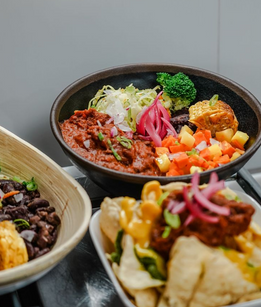 Entrée de Nachos et Takkito Bowl Chili vegan en plat 