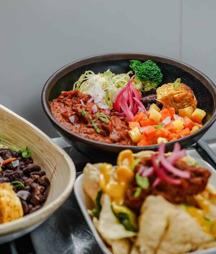 Entrée de Nachos et Takkito Bowl Chili vegan en plat 